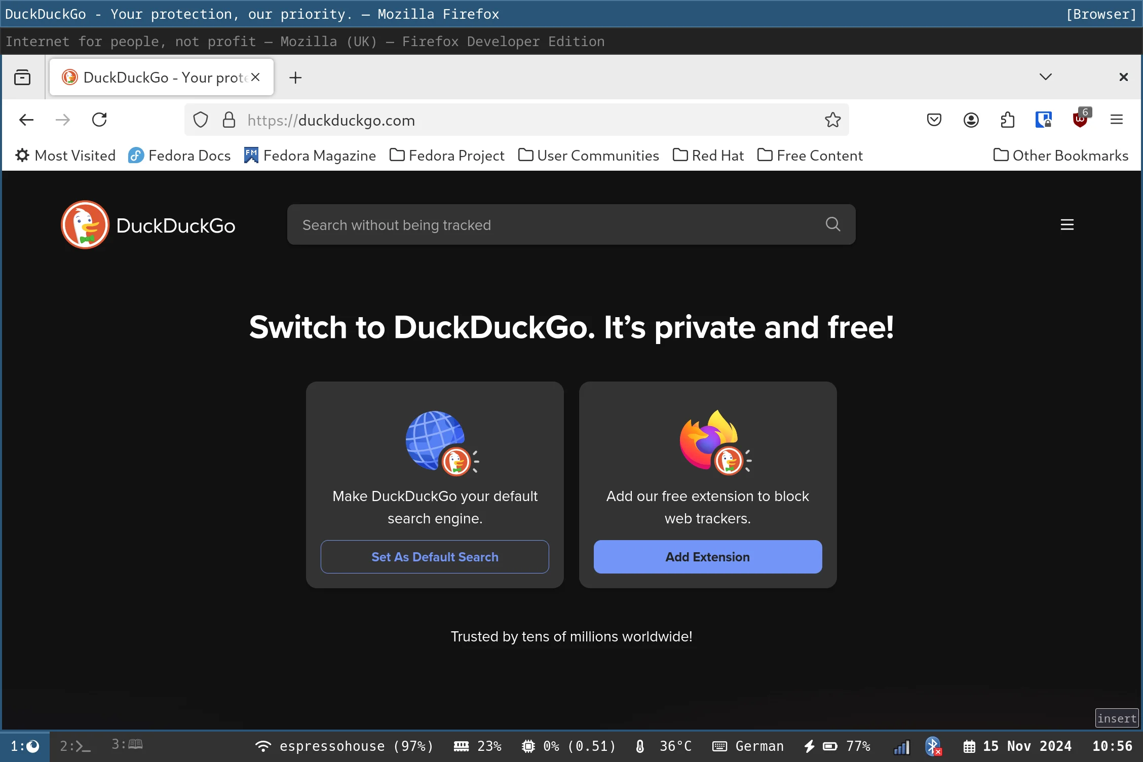 Das Bild zeigt ein Fenster, in dem Firefox geöffnet ist. In Firefox ist ein Tab mit DuckDuckGo geöffnet. Am oberen Rand sind zwei Leisten, die jeweils die gesamte Bildschirmweite einnehmen. Die erste Leiste enthält weiße Schrift auf einem blauen Hintergrund: DuckDuckGo - Your protection, our priority. - Mozilla Firefox. Die zweite Leiste enthält weiße Schrift auf schwarzem Hintergrund: Internet for people, not profit - Mozilla (UK) - Firefox Developer Edition.